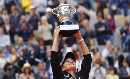 Asleigh Barty eleva el trofeo de campeona de Roland Garros, este sábado en París.