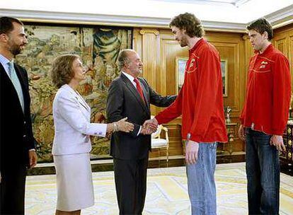 Los Reyes de España saludan a Pau Gasol.