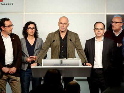 Raül Romeva y miembros de Junts pel Sí durante la presentación del preacuerdo.