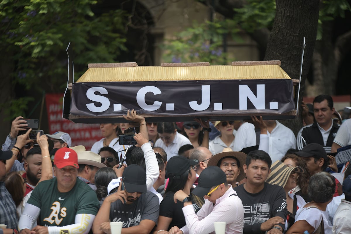Un grupo de manifestantes lleva ataúdes con los rostros de los ministros a la Corte Suprema de Justicia Un grupo de manifestantes lleva ataúdes con los rostros de los ministros a la Corte Suprema de Justicia
