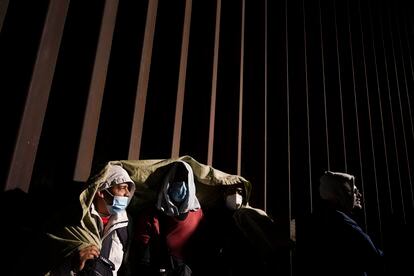 Crisis migratoria en EE UU: Inmigrantes cubanos se protegen del frío después de cruzar la frontera en Arizona