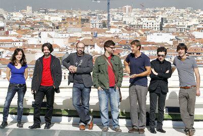 En primera fila, Elvira Navarro y Patricio Pron. Detrás, de izquierda a derecha, Andrés Neuman, Alberto Olmos, Federico Falco, Javier Montes y Andrés Barba, ayer en el Círculo de Bellas Artes de Madrid.