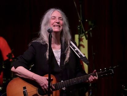 Patti Smith interpreta la canción de Bob Dylan 'Boots of Spanish Leather' en mayo de 2022, en Tulsa (Oklahoma).