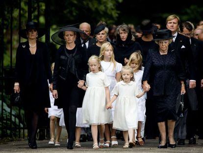 La familia real holandesa, encabezada por la reina Beatriz, la princesa Mabel y las hijas de Friso, Luana y Zaria, en el funeral de Friso. Detr&aacute;s, los reyes Guillermo Alejandro y M&aacute;xima y sus hijas.