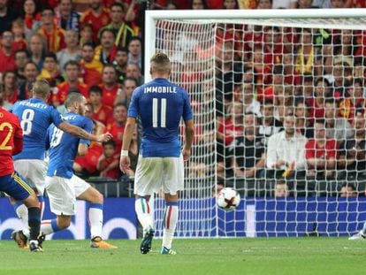 Isco dispara para hacer el segundo gol.