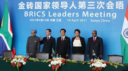 De izquierda a derecha, el primer ministro indio, Manmohan Singh, y los presidentes de Rusia, Dmitri Medvédev; China, Hu Jintao; Brasil, Dilma Rousseff, y Sudáfrica, Jacob Zuma.