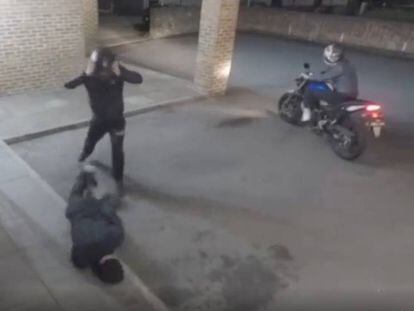 En vídeo, el momento en el que un ladrón golpea a su compañero con un ladrillo y huye