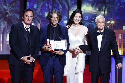 Jonathan Glazer posa con el Gran Premio del Jurado de Cannes por 'La zona de interés', su adaptación de la novela del recién fallecido Martin Amis.