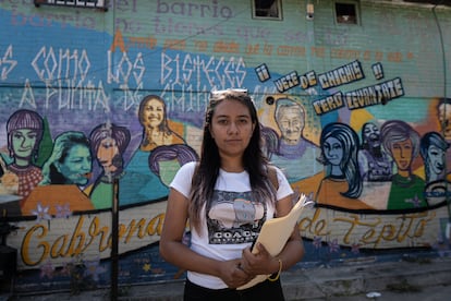 Arlen Rodríguez, fundadora del colectivo Tepito Zona de Arte, frente a uno de los murales.