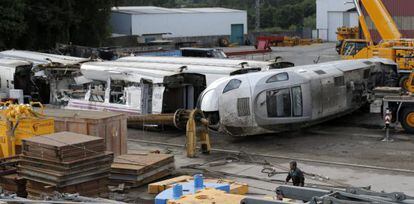 Las piezas del convoy que formaban el tren son custodiadas por la Polic&iacute;a en una nave de Padr&oacute;n (A Coru&ntilde;a).