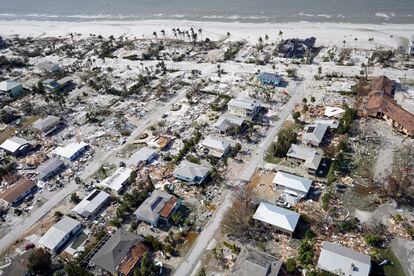 Casas dañadas y escombros tras el paso del huracán ‘Ian’, en Fort Myers Beach.