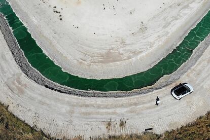 Vista aérea del canal de circunvalación de agua en los depósitos de fosfoyesos.