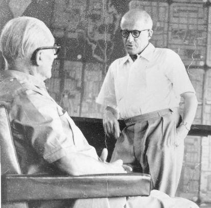 Le Corbusier (sentado), junto a Pierre Jeanneret.