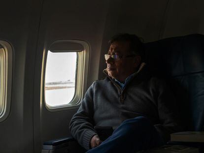 Gustavo Petro, en el avión militar con el que estuvo de gira en Europa y antes en la COP que se celebró en Egipto.