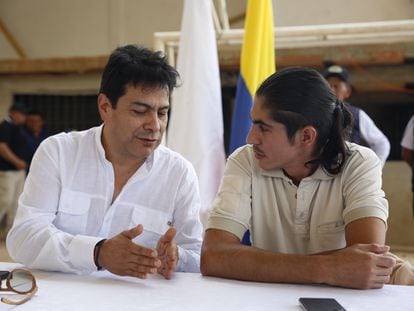 El comisionado de Paz, Danilo Rueda, habla con Andrey Avendaño, negociador de las disidencias del Estado Mayor Central, en Suárez, Cauca.