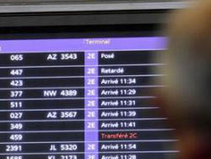 Un pasajero contempla un panel en uno de los aeropuertos franceses