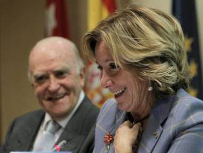 La presidenta del PP de Madrid, Esperanza Aguirre, durante la presentación del libro "Regenerar la Democracia, Reconstruir el Estado",  del letrado Gaspar Ariño Ortiz (i), hoy en la Asociación de la Prensa de Madrid.