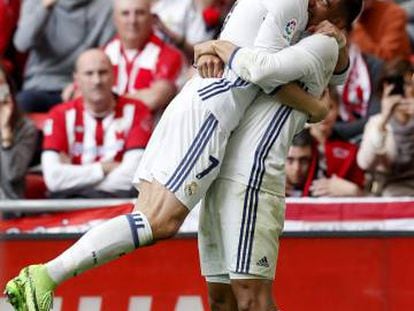 Casemiro se abraza con Cristiano Ronaldo.