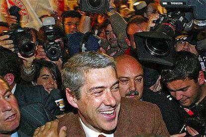 José Sócrates, anoche, rodeado de fotógrafos y periodistas tras abandonar su sede electoral en Lisboa.