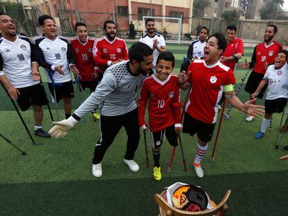 Varios miembros del equipo egipcio 'Miracle Team' celebran el cumpleaños de uno de sus jugadores.