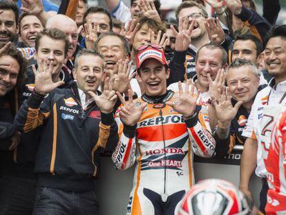 Marc M&aacute;rquez y su equipo celebran la octava victoria seguida.