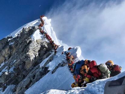 Grandes colas para subir al Everest, durante la primavera de 2019.