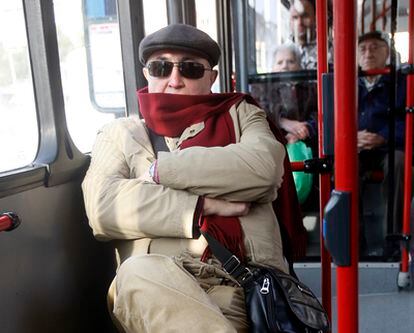 Roldán escenifica su supuesta falta de fondos y coge un autobús público tras salir de prisión.