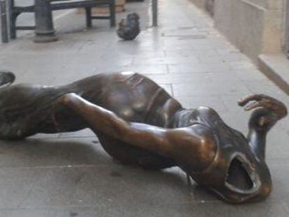 La estatua de &#039;La Paseante&#039;, decapitada.