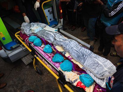 Varios paramédicos evacuaban este lunes a un grupo de bebés prematuros del hospital Al Shifa de Gaza.