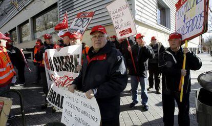 Trabajadores de Coca Cola a las puertas de la Asamblea de Madrid 