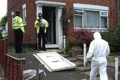 Policías británicos, en la casa de Birmingham donde fueron detenidas tres personas.