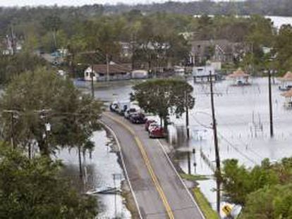 Fotografía tomada este viernes en la que se registró una panorámica de las calles y casas inundadas en Jean Lafitte (EE.UU.), tras el paso del huracán "Isaac".