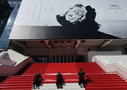 Sustitución del tramo central de la alfombra roja de Cannes.
