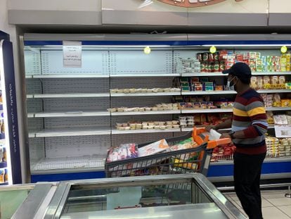 Un cliente pasa ante un frigorífico del que se han retirado los productos franceses en un supermercado de Kuwait, este lunes.