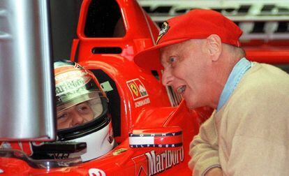 Niki Lauda, con Michael Schumacher, en 1998.