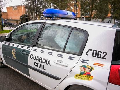 Momento en el que el detenido por el asesinato de Piedrabuena (Ciudad Real) es llevado en un coche de la Guardia Civil.