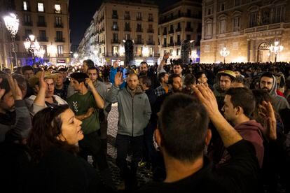 Los agricultores concentrados frente al Palau de la Generalitat, debaten si seguir o no la protesta  tras la reunión mantenida por el president Aragonés y los sindicatos.