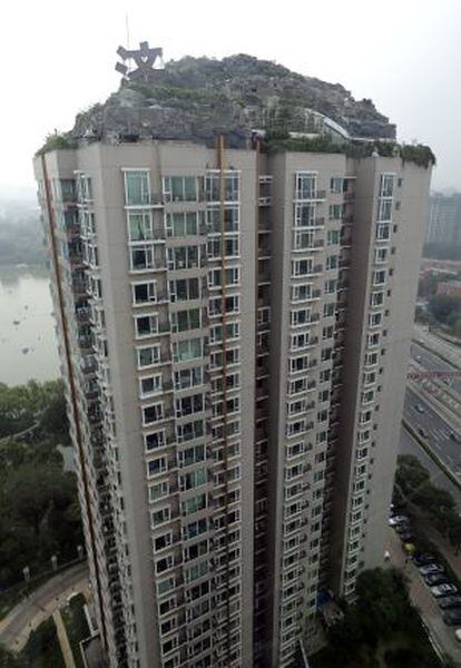 El edificio de 26 plantas con el incre&iacute;ble &aacute;tico de Zhang Biqing en el tejado.