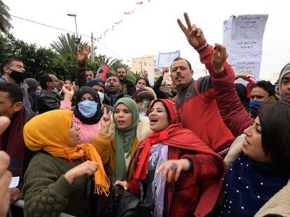 Manifestantes en una concentración por el décimo aniversario de la muerte de Mohamed Bouazizi, en su localidad natal de Sidi Bouzid, Túnez, el pasado 17 de diciembre.