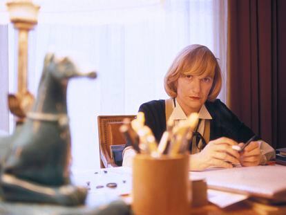 Françoise Sagan, en el escritorio de su casa en París, en 1983.