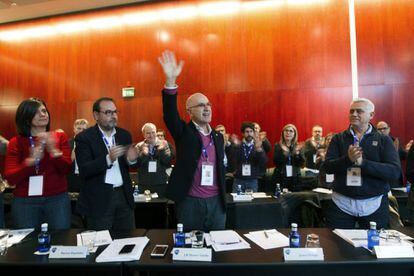 El líder d'Unió, Josep Anton Duran Lleida, rep una ovació després de la seva intervenció en el Consell Nacional, on ha anunciat avui la dimissió del càrrec de president del Comitè de Govern d'Unió Democràtica de Catalunya (UDC).