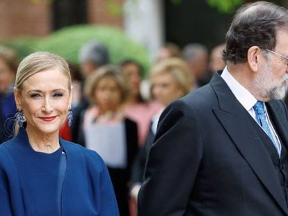 El presidente del Gobierno, Mariano Rajoy, junto a la presidenta de la Comunidad de Madrid, Cristina Cifuentes, en la Universidad de Alcalá de Henares.