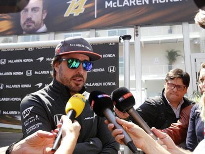 Alonso atiende a los medios en el Autódromo Hermanos Rodríguez, en Ciudad de México.