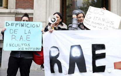 Integrants de l'Asociación Gitanas Feministas por la Diversidad concentrades davant de la seu de la Reial Acadèmia Espanyola per protestar contra la definició que es fa de 'gitano'.
