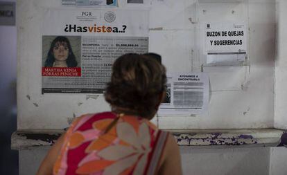 Carmén Genis, miembro del colectivo Girasol, busca carteles de mujeres desaparecidas en Cuautla, Morelos.