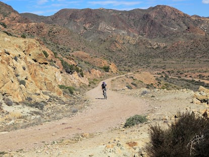 Un ciclista pedaleando por un camino del parque natural del Cabo de Gata-Níjar, en Almería.