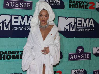 Rita Ora posa con su alborzo de Palomo Spain a su llegada anoche a los MTV Europe Music Awards.