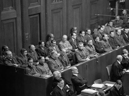 Médicos y científicos alemanes sentados en el banquillo, acusados de experimentos con los prisioneros de los campos de concentración. De los juicios de Núremberg salieron las primeras normas universales para la experimentación con humanos.