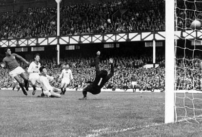 Eusebio marca uno de sus cuatro goles a Corea del Norte durante el Mundial de Inglaterra de 1966. 