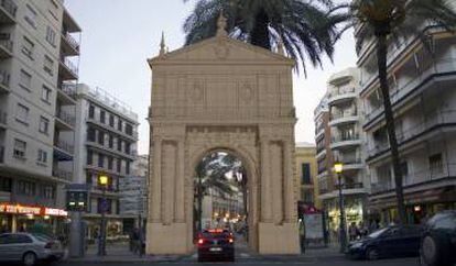 Reconstrucción virtual de la puerta de Triana en su emplazamiento original sobre una fotografía actual.